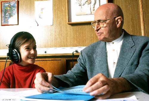 Alfred-Tomatis-z-dzieckiem-podczas-terapii-sluchawki-metoda-profesora-tomatisa-plock